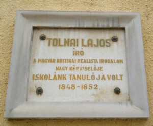 Tolnai Lajos író emléktáblája a gimnázium falán